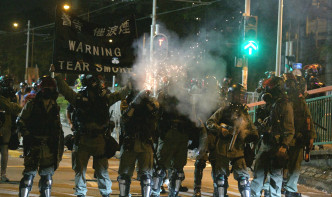 警方連月發射催淚彈驅散示威者。資料圖片