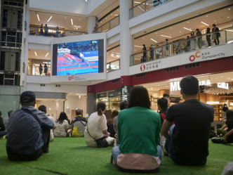 市民在商場聚集觀看東奧賽事。