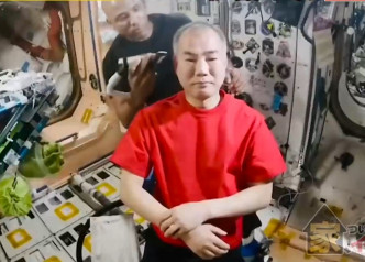 太空人若要剪发，就要由其他太空人代劳。影片截图