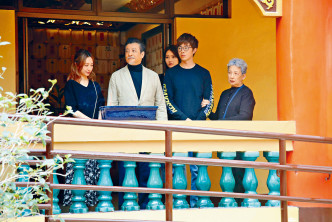 林正峰（右2）首次參與拍攝劇集。