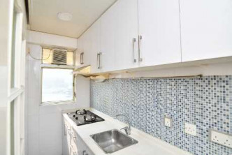 長方形廚房置有上下組廚櫃，貯物空間充足。
