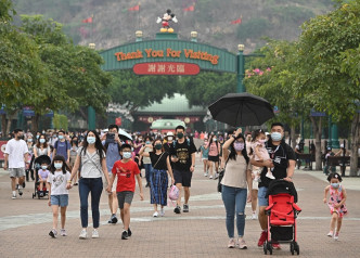 受新冠疫情影响，迪士尼乐园去年度收入及入地人次均大跌。资料图片