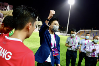 霍启山(中)与香港U23球员交流，激动得振臂高呼。梁柏琛摄
