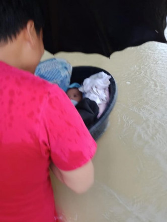 3個月大的女嬰被放在水盆撤離。
