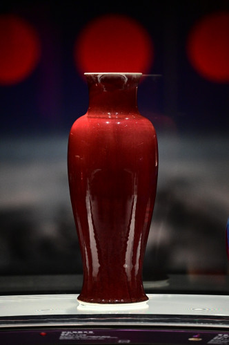 清代康熙时期的郎窰红釉观音尊。（由锺棋伟捐赠）政府新闻处图片
