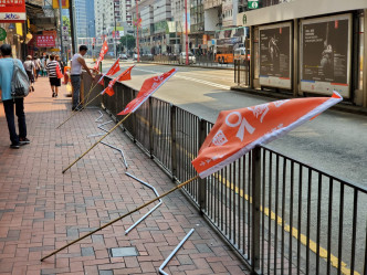 多支「庆祝建国70周年」直幡及旗帜怀疑遭恶意毁坏，工作人员及后到场整理。