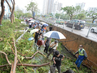 超強颱風「山竹」三年前襲港，大批打工仔在封路、交通停擺的情況下趕上班。