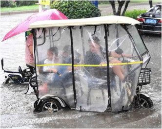 暴雨连场导致多处水浸。网图