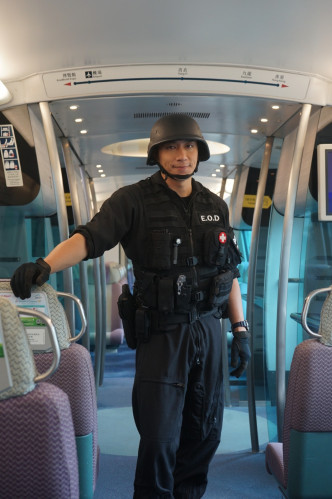承接上集，吳卓羲繼續飾演「爆炸品處理課」警長。