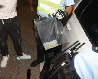警方在男司機身上及車廂內共搜獲多包懷疑毒品及1把牛肉刀。丁志雄攝