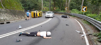 電單車司機倒臥馬路。網上圖片