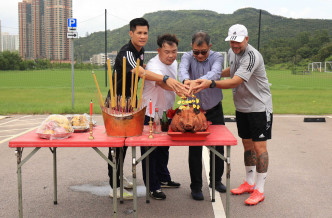 东方管理层切烧猪拜神。 东方龙狮官方图片