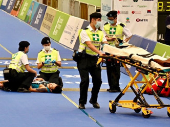 有男選手疑抽筋倒地，需由擔架床抬走接受治療。