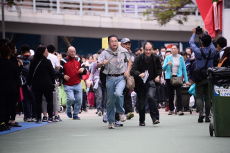 工展会开门后排队人士跑入场扫货。