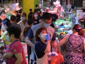 许树昌建议市民近日应减少买菜的次数。资料图片