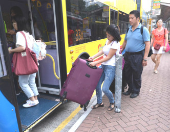 游客如常登上巴士。
