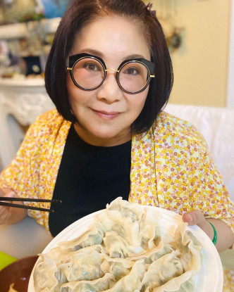 司棋姐喺疫情下home stay动手做白菜猪肉虾仁水饺。