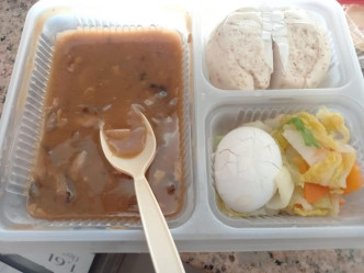 竹篙湾检疫中心所供应膳食质素备受批评。中伏饮食报料区图片