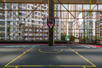 啓业运动场占地二万平方尺，是香港罕有的有盖室外篮球场。