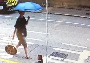 第二名涉案疑犯身高约1.7米，瘦身材，蓄短发，案发时身穿黑色短袖上衣、短裤，并携有一个斜孭袋及一把雨伞。警方提供