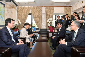 林鄭月娥（左二）在邱騰華（左一）陪同下與日本外務大臣河野太郎（右二）會面。政府新聞處