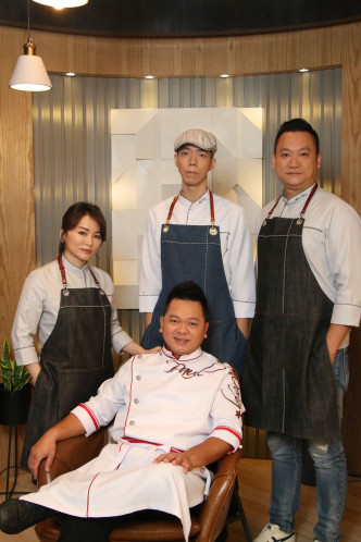 (後左起)參賽廚師菲菲Ka Sing及Alan大讚名廚保哥(前)教佢哋唔少嘢，獲益良多。