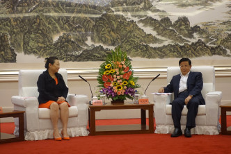 郑若骅在北京与公安部部长赵克志（右）会晤。政府新闻处图片