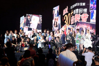 一众歌手同贺新城台庆。