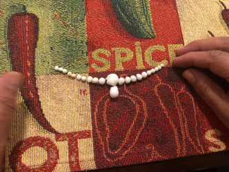 48粒珍珠可以串成珍珠頸鏈了。CHEK TV截圖