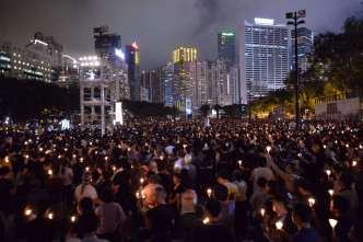 今日是「六四事件」28周年，支聯會晚上8時舉辦燭光晚會。何量鈞攝