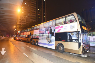 3輛九巴分別車頭及車尾損毀，車頭玻璃碎裂。