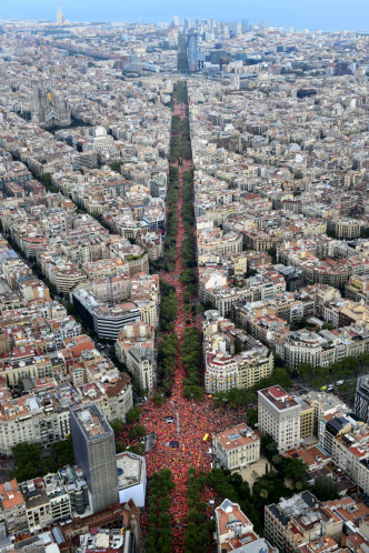 巴塞罗那的Diagonal Avenue变成了粉红色的海洋。AP