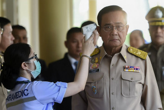 泰国总理巴育日前接受卫生人员量度体温。AP资料图片