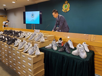 海关共检获156对怀疑冒牌波鞋，估计市值约40万元。