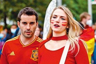 西班牙靓女球迷赛后郁郁不欢。
　　
