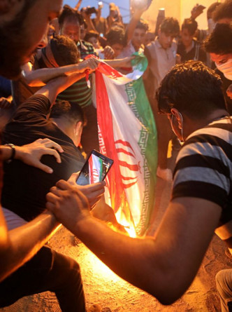 示威者又焚烧伊朗旗泄忿。AP