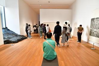 博物馆展出一千多件展品，市民忙于拍照。