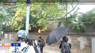 示威者向尖沙嘴警署投掷汽油弹。NOW新闻截图