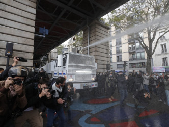 巴黎警方發射催淚彈及水炮驅散。AP