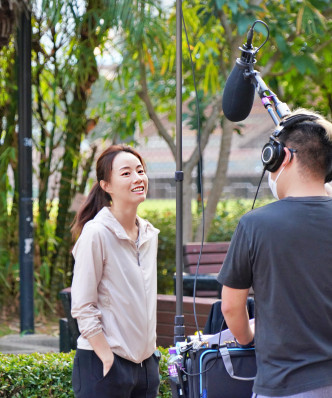 邓丽欣昨日为ViuTV新剧《男排女将》到天水围取景。