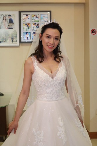 陳煒穿上婚紗露出事業綫。