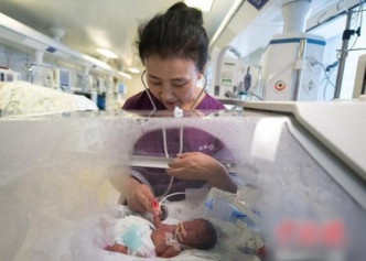山西省兒童醫院新生兒重症醫學科主任冀湧正在照顧出生僅10天的小濤。（網圖）