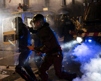 示威者向防暴警员投掷玻璃樽及石块。AP