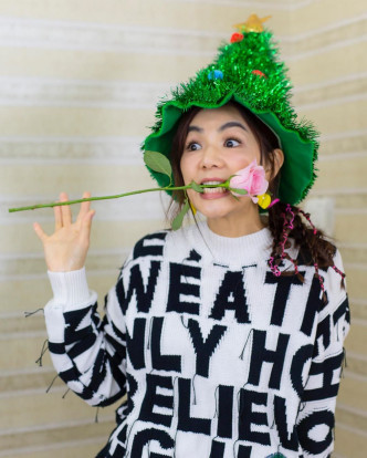 台湾女星陈嘉桦则搞笑扮圣诞树。