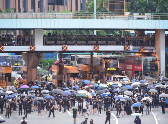 示威者走出紅磡海底隧道收費廣場對開馬路，佔據行車綫。