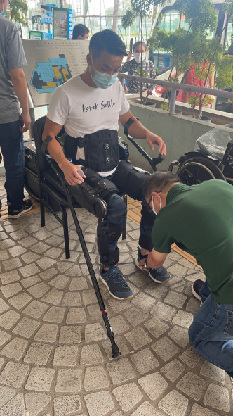 為推動社會關注脊髓損傷患者，港大醫學院將舉行機械腳接力賽，「包山王」黎志偉與三名傷健人士將參賽。港大圖片