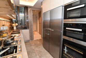 厨房设长形工作枱，上下均有橱柜为住户提供收纳空间。