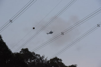 政府飞行服务队直升机亦赶至现场。
