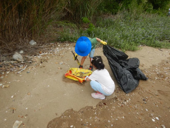 4小孩用自己小小力量收集海岸垃圾。小孩上山下海执垃圾 GoGo Clean Up FB图片