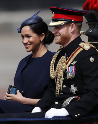 哈里王子和梅根参加庆祝英女皇寿辰的皇家阅兵大典。AP